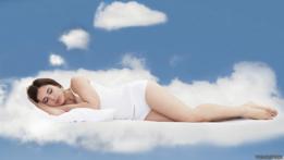 Chica dormida en una nube