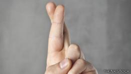 ¿Por qué cruzar los dedos puede ayudar a reducir