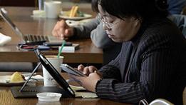 Mujer utilizando un ipad