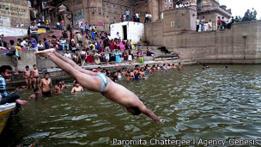 Hombre bañándose en el Ganges, Varanasi, India