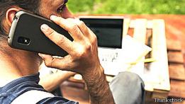 Hombre hablando por su celular