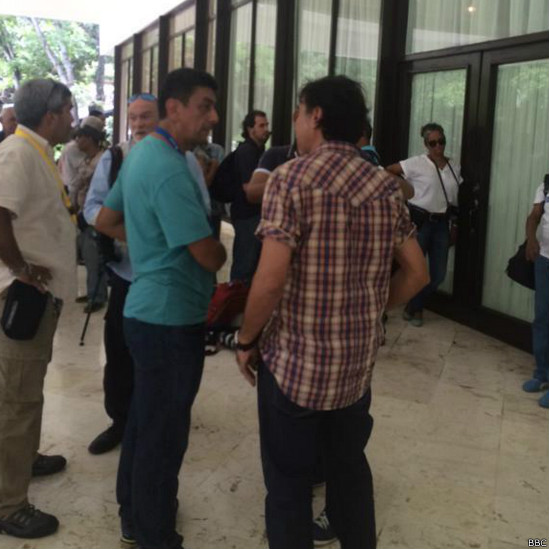 periodistas esperan entrara a reunión farc gobierno de colombia