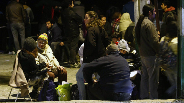 Ciudadanos en las calles de Valparaiso.