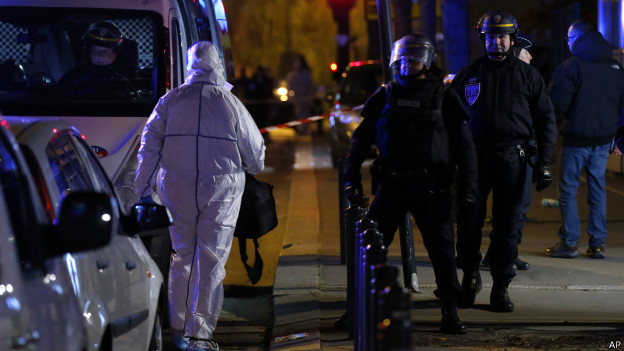 Un policía de investigación llega a las afueras del estadio de Francia