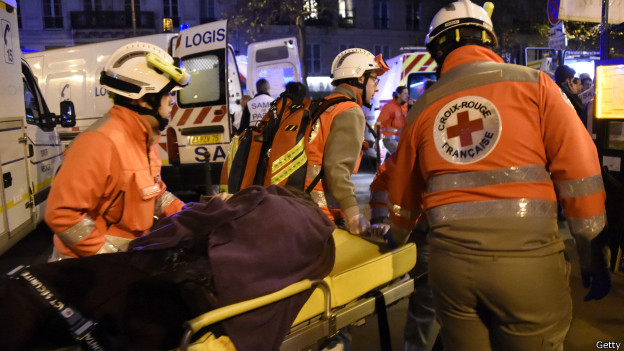 Miembros de la Cruz Roja evacúan un herido cerca del Bataclan Concert Hall