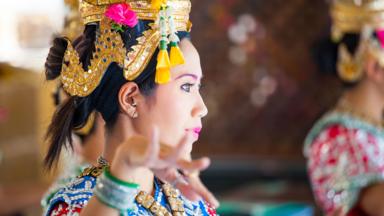 Uma dançarina tradicional se apresenta no Santuário Thao Maha Brahma em Bangkok, Tailândia (Crédito: Credit: dbimages / Alamy)