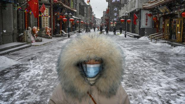 Will warm weather really kill off Covid-19? - BBC News