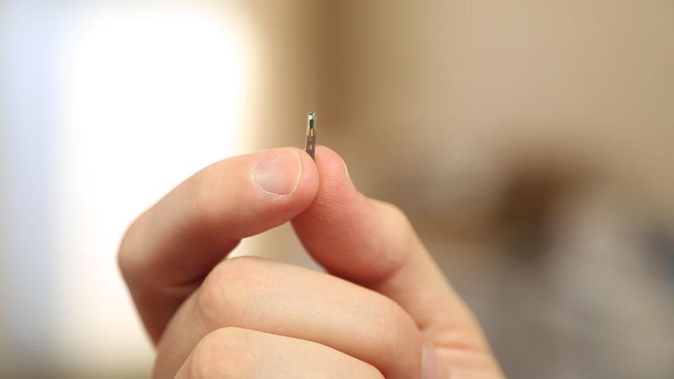 Sub-skin capsule with chip that can be read by scanners (Amal Graafstra/Dangerous Things) Sub-skin capsule with chip that can be read by scanners (Amal Graafstra/Dangerous Things)