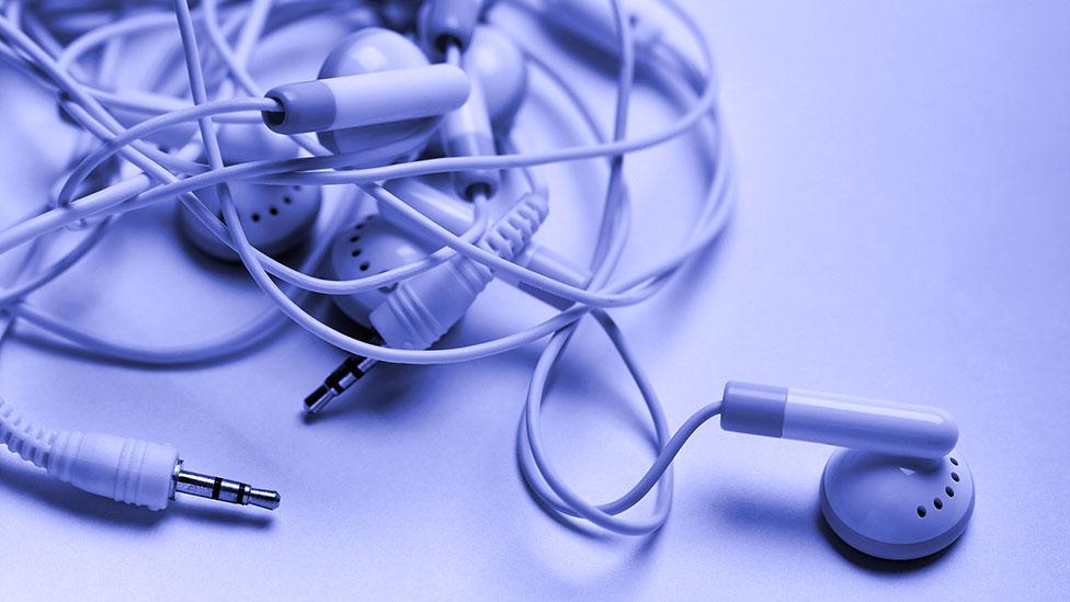 Why do earphone cords always get tangled? Physics BBC Future