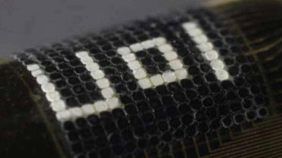 The new material uses dye to adopt the patterns of nearby areas (Cunjiang Yu) The new material uses dye to adopt the patterns of nearby areas (Cunjiang Yu)
