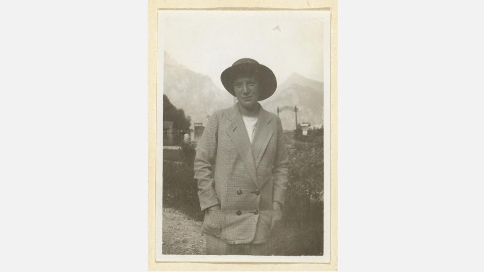 A photograph of Wally Neuzil at Gmunden, near Lake Traunsee, from July 1913 (Wien Museum) A photograph of Wally Neuzil at Gmunden, near Lake Traunsee, from July 1913 (Wien Museum)