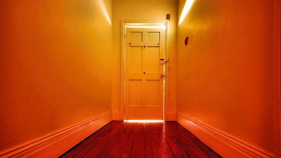 Why Does Walking Through Doorways Make Us Forget Bbc Future