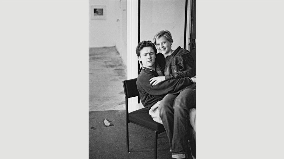 Angela Bulloch sits on Damien Hirst’s lap during preparations for Freeze (Credit: Simon Patterson/Courtesy of Angela Bulloch) Angela Bulloch sits on Damien Hirst’s lap during preparations for Freeze (Credit: Simon Patterson/Courtesy of Angela Bulloch)