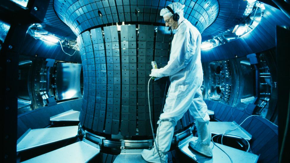 Government-funded fusion reactors require both giant engineering and international collaboration (Credit: SPL) Government-funded fusion reactors require both giant engineering and international collaboration (Credit: SPL)
