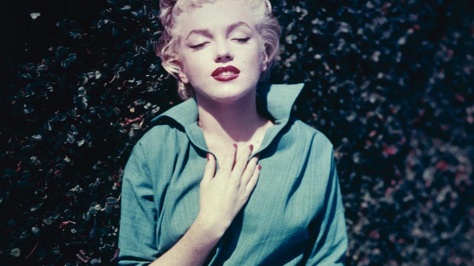 Marilyn Monroe looks relaxed but aloof in her Palm Springs garden in 1954, the year of her marriage to Joe DiMaggio (Credit: Getty/Hutton Archive) Marilyn Monroe looks relaxed but aloof in her Palm Springs garden in 1954, the year of her marriage to Joe DiMaggio (Credit: Getty/Hutton Archive)