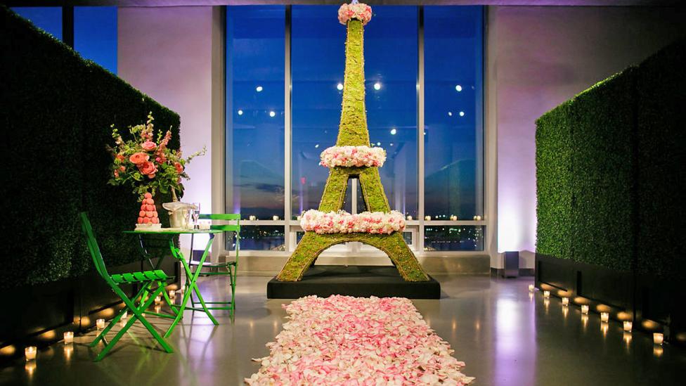 The setting for a ‘Paris in New York’ proposal created by Los Angeles-based proposal planner The Heart Bandits (Credit: Petronella Photography) The setting for a ‘Paris in New York’ proposal created by Los Angeles-based proposal planner The Heart Bandits (Credit: Petronella Photography)