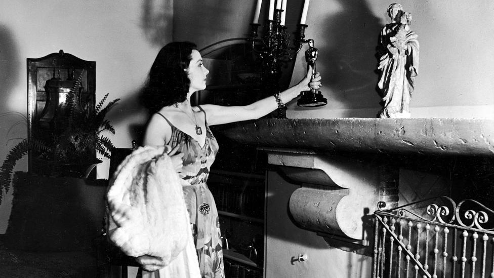 Vivien Leigh places the best actress award she won for Gone With the Wind on her mantelpiece – her later Oscar for A Streetcar Named Desire was stolen (Credit: Getty) Vivien Leigh places the best actress award she won for Gone With the Wind on her mantelpiece – her later Oscar for A Streetcar Named Desire was stolen (Credit: Getty)