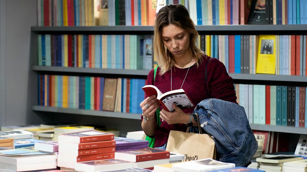 Does Reading Fiction Make Us Better People Bbc Future