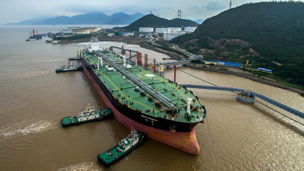 A supertanker taking on crude oil in China (Credit: Getty Images)