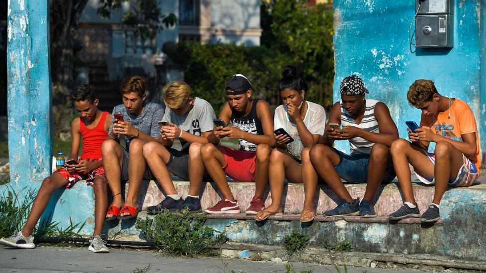 Cubans on smartphones (Credit: Getty Images) Cubans on smartphones (Credit: Getty Images)