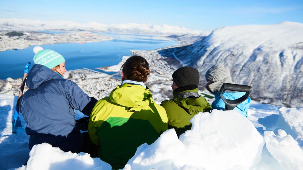 Students in snow (Arctic University of Norway) Students in snow (Arctic University of Norway)