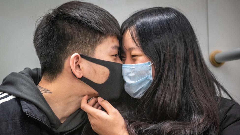 홍콩의 Sars 바이러스로 인해 사람들은 가족과 친구들의 감정에 더 초점을 맞춘다는 연구 결과가 나왔습니다 (크레딧
: Edwin Remsberg / Alamy 스톡 사진